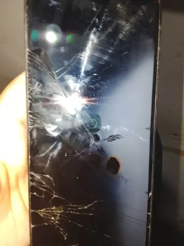 Celular retira peça