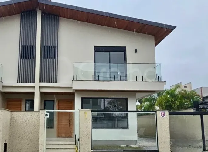 Casa com 3 Suítes no bairro Santa Monica