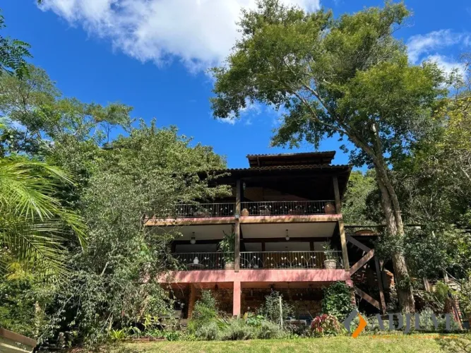 Casa em Condomínio com Vista Incrível, Área Gourmet e Lazer Completo!