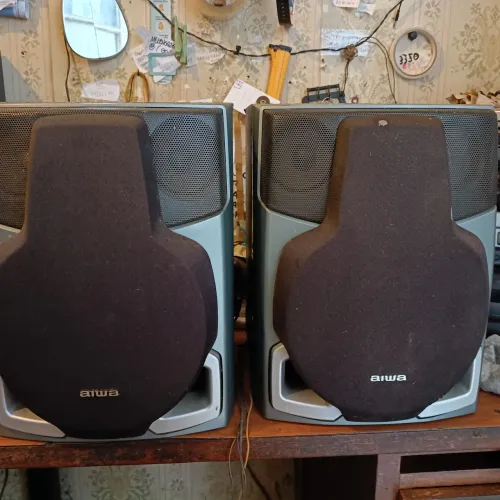 01 par de caixas de som Aiwa