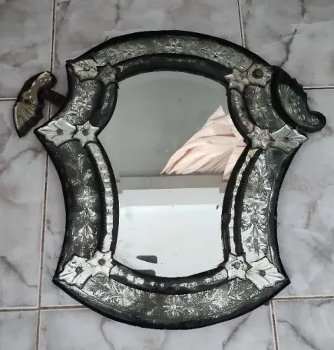 Espelho de Parede com Moldura em Vidro Trabalhado