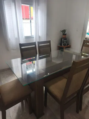 Mesa s/ as cadeiras