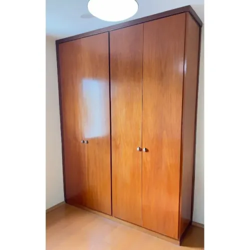 Armário embutido 4 portas guarda roupa em madeira bem conservado