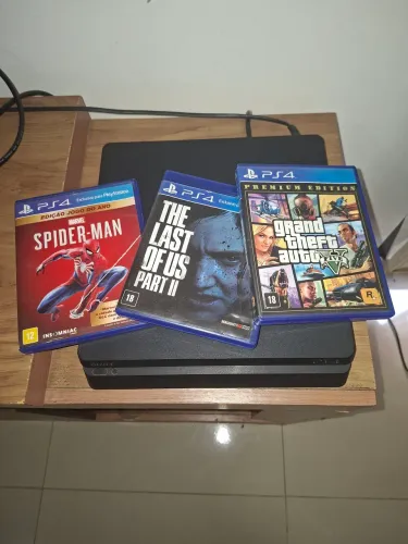 Playstation 4 semi novo, dois controles e 3 jogos.