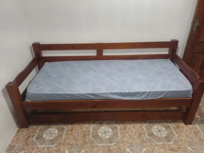 SOFA CAMA MADEIRA + 2 COLCHÕES DE SOLTEIRO R$ 600