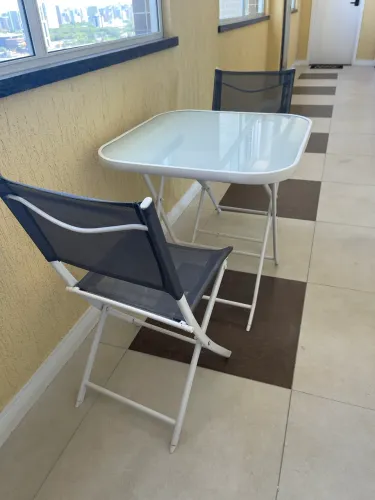 MESA SEMINOVA COM 2 CADEIRAS .linda mesa perfeita para área gourmet
