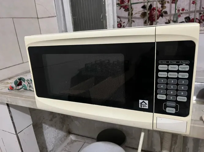 Micro-ondas 20 litros usado - em bom estado