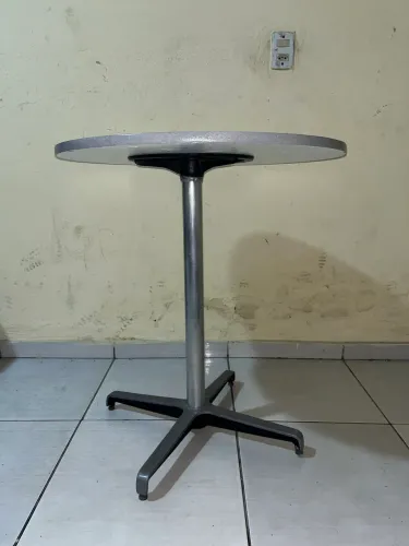 MESA - 77cm de altura e 55cm o circulo da mesa