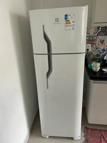 Vendo geladeira, menos de 1 ano de uso.