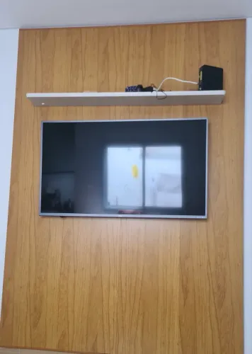 DESAPEGO! ? . ? Painel para TV de até 75?, com iluminação em LED.