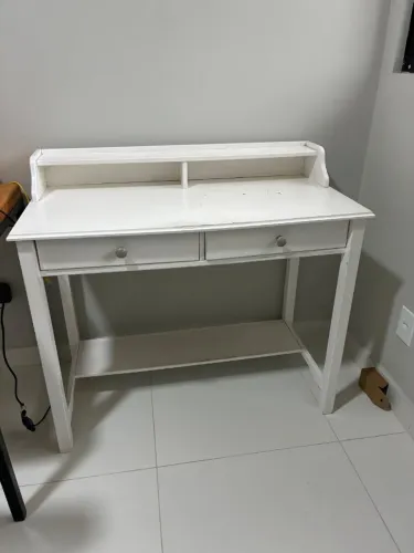 Escrivaninha branca com gavetas 