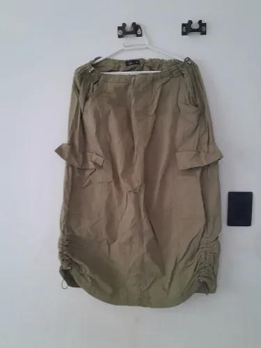 Saia verde musgo. 100% algodão. Adulto. Tamanho 44. Com correntes de elástico ajustados