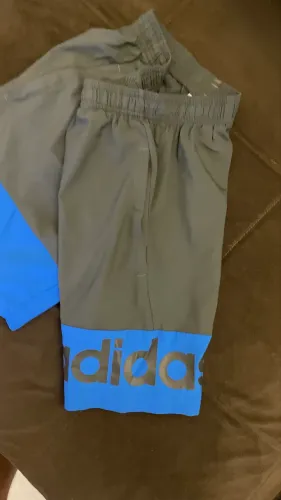 Bermuda adidas bem conservada