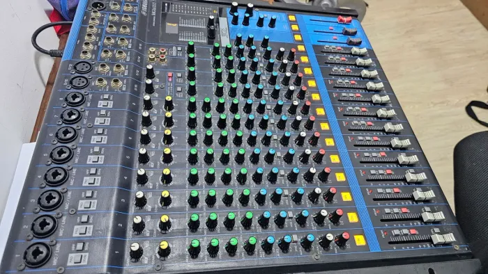 Mesa profissional Yamaha 16 canais MG16XU