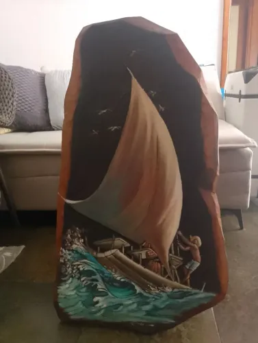 Vendo quadro, mar revolto do artista Viana, pintura em madeira. Retirar no local