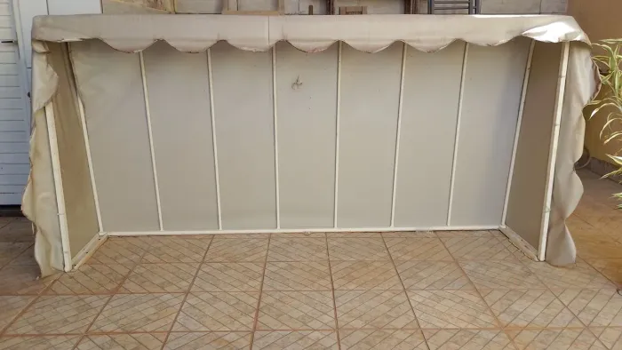 Toldo grande bege com armações novas