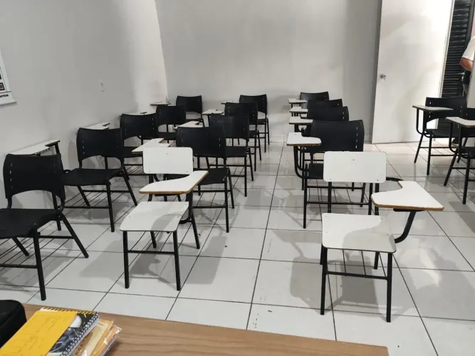 Cadeira universitária semi nova, unidade 35$