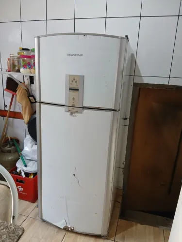 Geladeira com defeito ela gelando so congelador , parte de baixo nao esta gelando , 