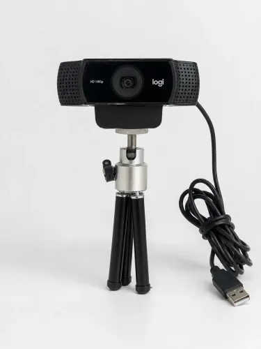 Webcam Logitech Full HD 1080p com Mini Tripé ? Usada em Ótimo Estado