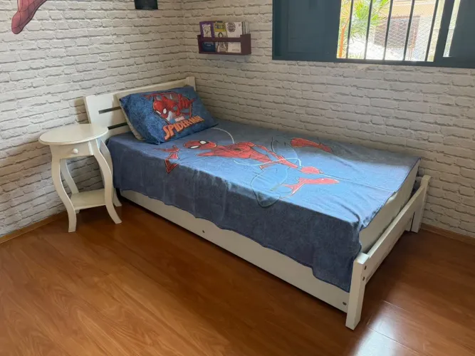 Bi Cama de solteiro e armário