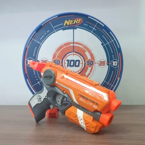 Lança dardos Nerf Elite Firestrike com laser e alvo sem dardos