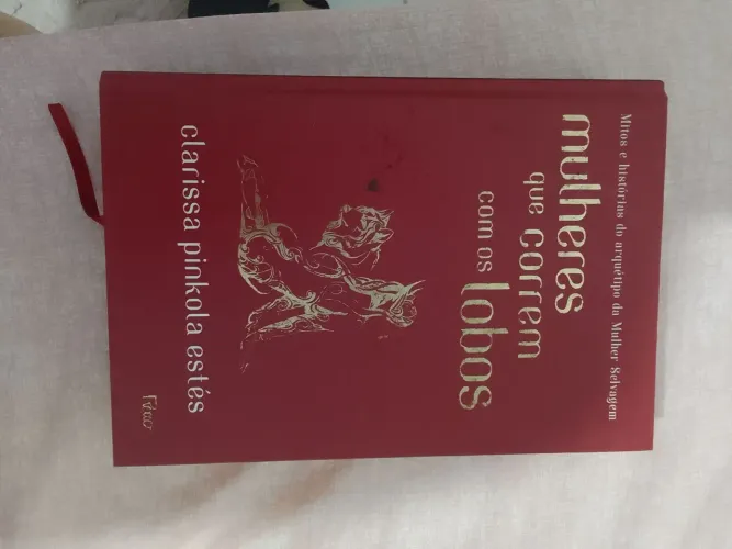 Roupas e livros em boa conservação. 