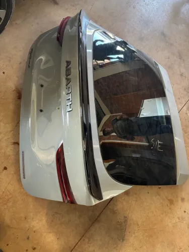 Tampa traseira completa do fastback em perfeito estado!