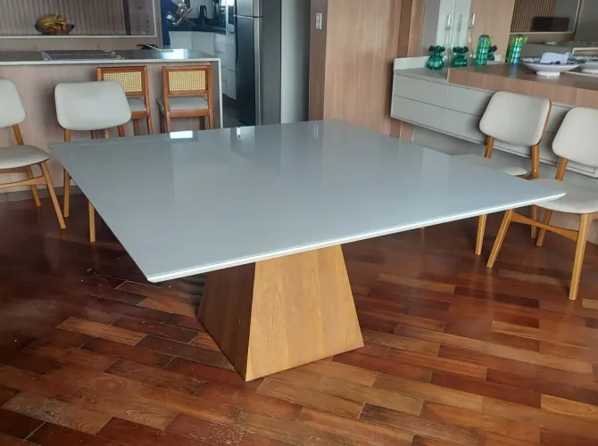 Mesa quadrada 1,50 X 1,50M pé piramidal tampo em vidro branco com pequena avaria 