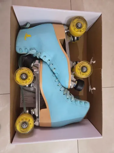 Patins tamanho 36/37 praticamente novo.