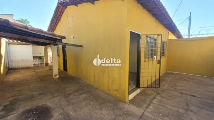 Casa residencial com 2 quartos disponível para locação no bairro Santa Mônica em Uberlândi