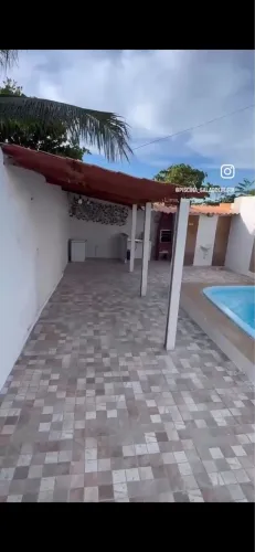 Vendo salão de festa com piscina.