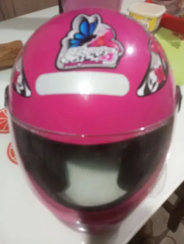 Vendo esse capacete ? feminino semi novo,bem conservado pouco uso, n°58