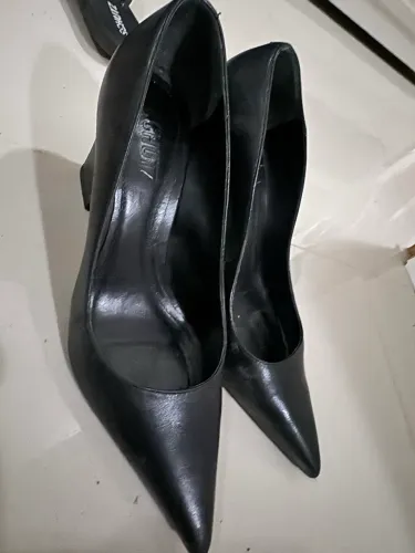 Scarpin couro Schutz