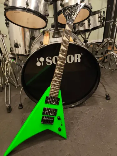 Guitarra Jackson flying v mini (não é infantil)