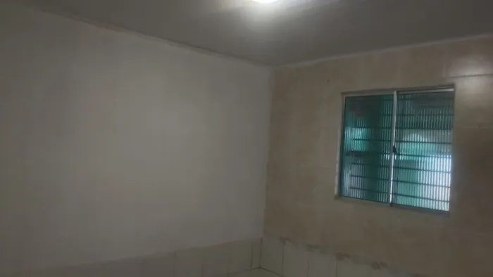 Vende-se casa grande na cidade com clima de interior. 