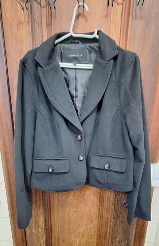 Lindo casaco feminino na cor preta para frio. Tamanho 46. Buscar próximo a Doca. 