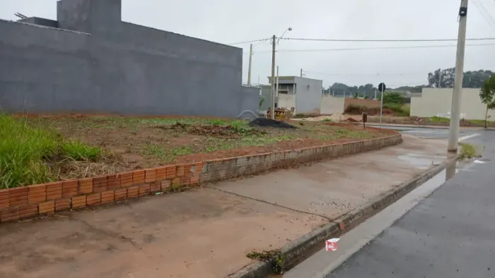 Terreno de Esquina | 242m² | Excelente Localização | Ótima Oportunidade