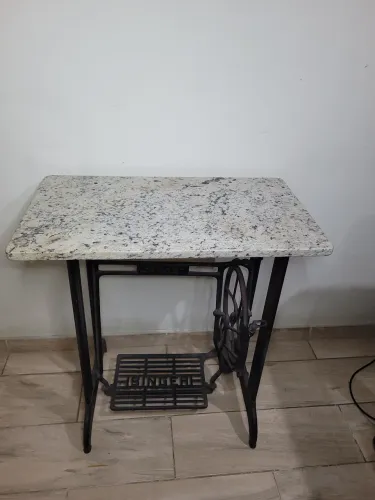 Mesa Singer com tampo de mármore 