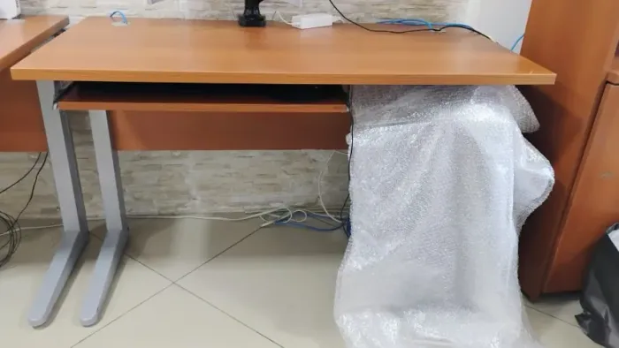1 Mesa de Escritório 120cm x 60 cm Pé Metálico Com suporte para teclado e mouse