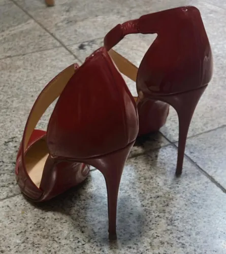 Louboutin vermelho