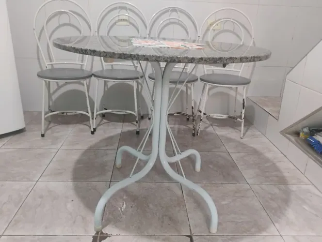 Mesa com 4 cadeiras