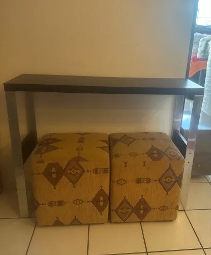 Vendo aparador de sala pé de inox, 1,05X0,84 e 2 puffs