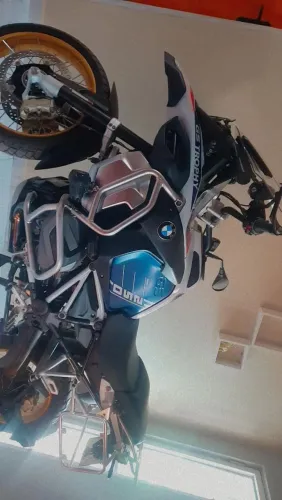 Moto impecável