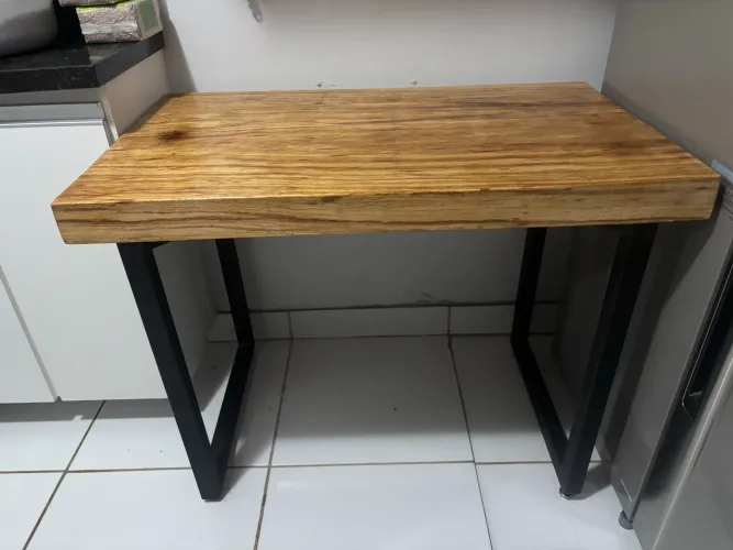 Mesa em madeira maciça