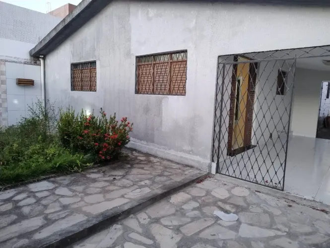 ALUGO RÁPIDO CASA AMPLA EM MANGABEIRA IV
