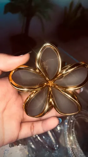 broche de flor