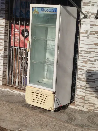 Vende se geladeira Gelopa,semi nova