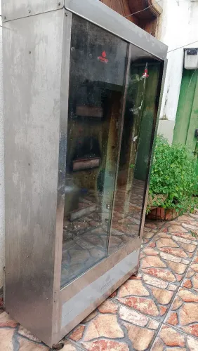temos 3 máquinas de frango assado 30 frangos 6 espetos