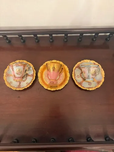 Trio de Xícaras Porcelana P.D. (Pátria) - Anos 1950/60 - Ouro Rico e Cenas Galantes
