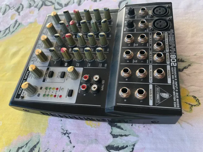 Mesa de som Behringer xenyx 802
